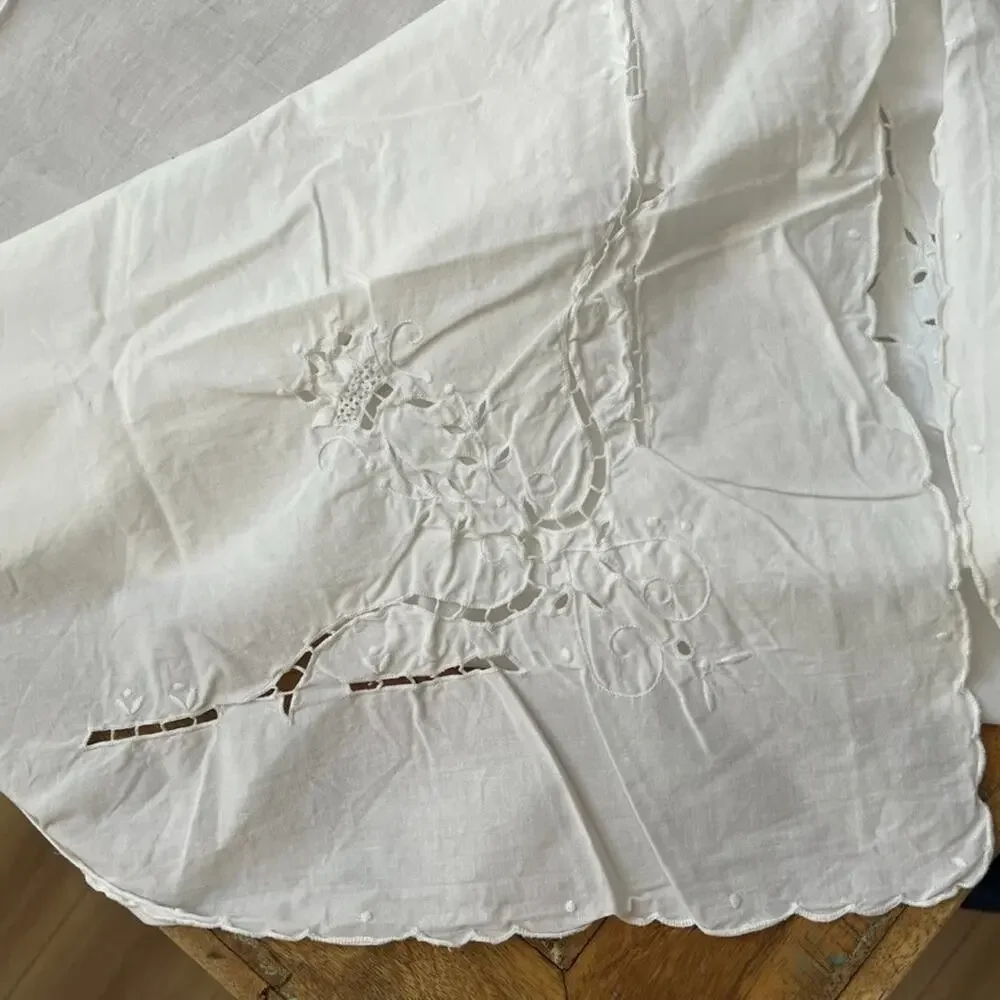 Imperial Elegance White Cotton Tablecloth 98